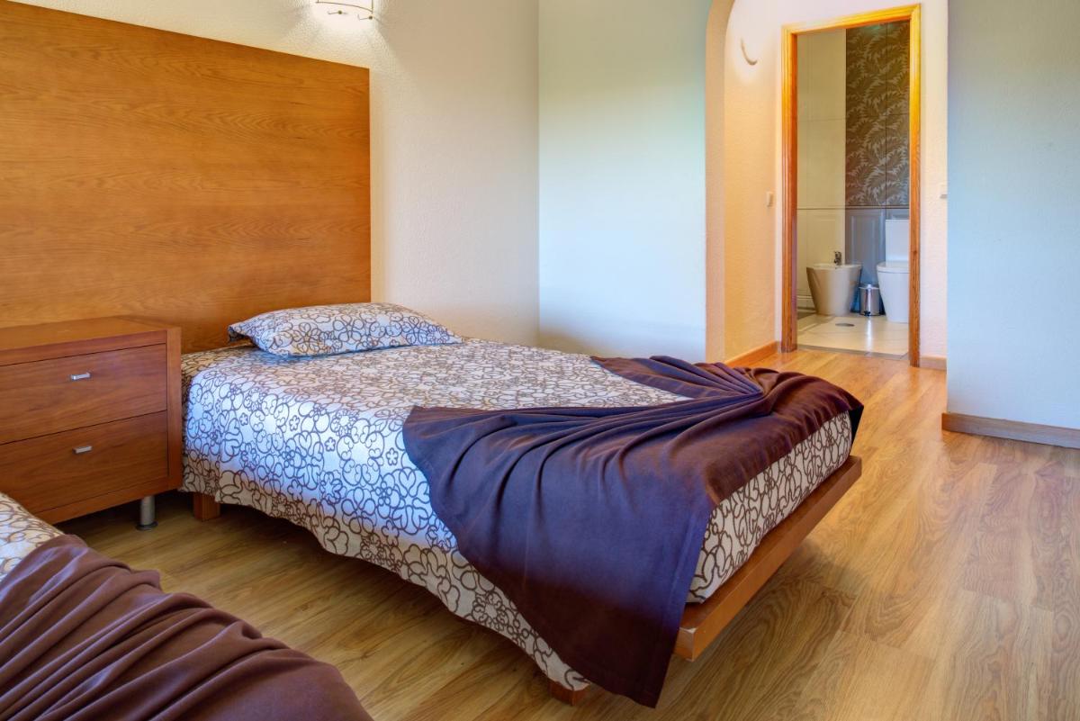 Uma cama ou camas num quarto em Choromar Apartments