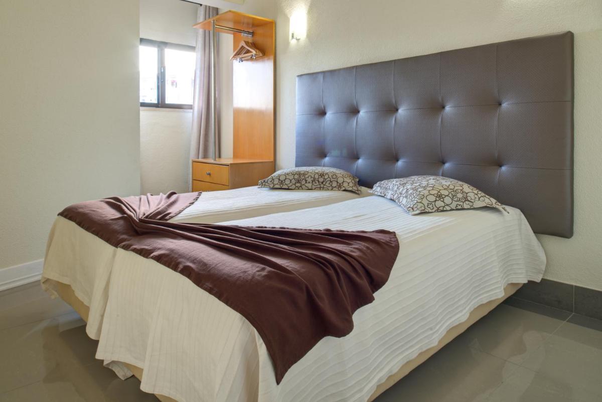 Uma cama ou camas num quarto em Choromar Apartments
