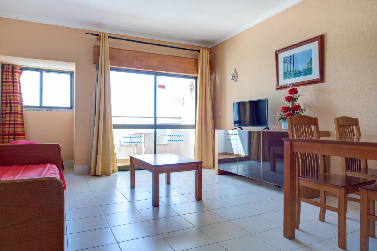 Uma televisão e/ou sistema de entretenimento em Choromar Apartments