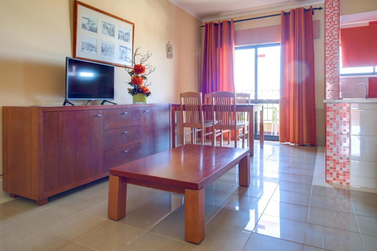 Uma televisão e/ou sistema de entretenimento em Choromar Apartments