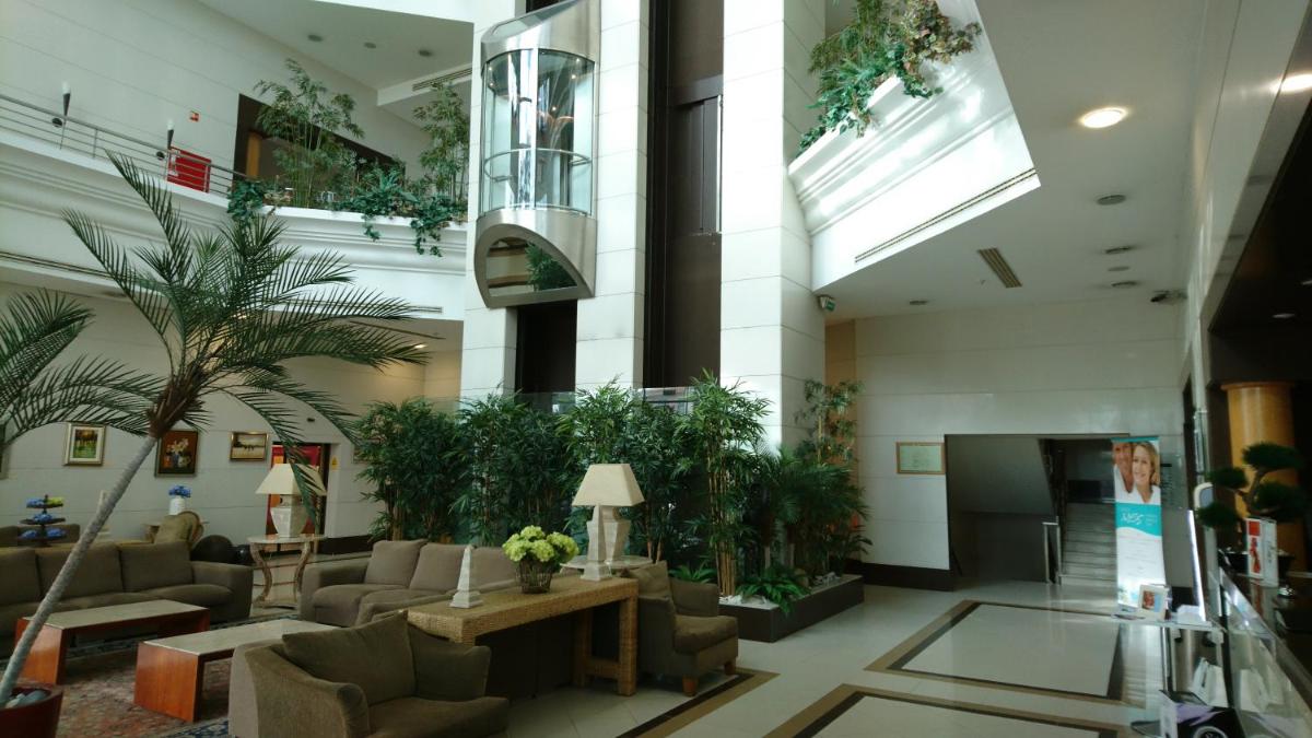 Uma área de estar em Riviera Hotel