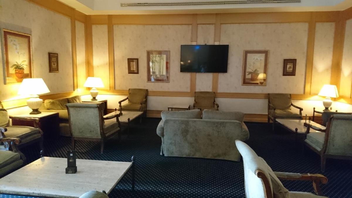 Uma televisão e/ou sistema de entretenimento em Riviera Hotel