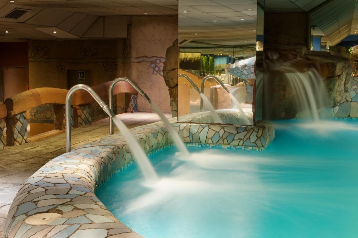 Piscina en o cerca de Ilunion Les Corts Spa