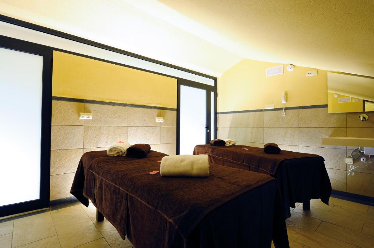 Cama o camas de una habitación en Sunway Playa Golf & Spa Sitges