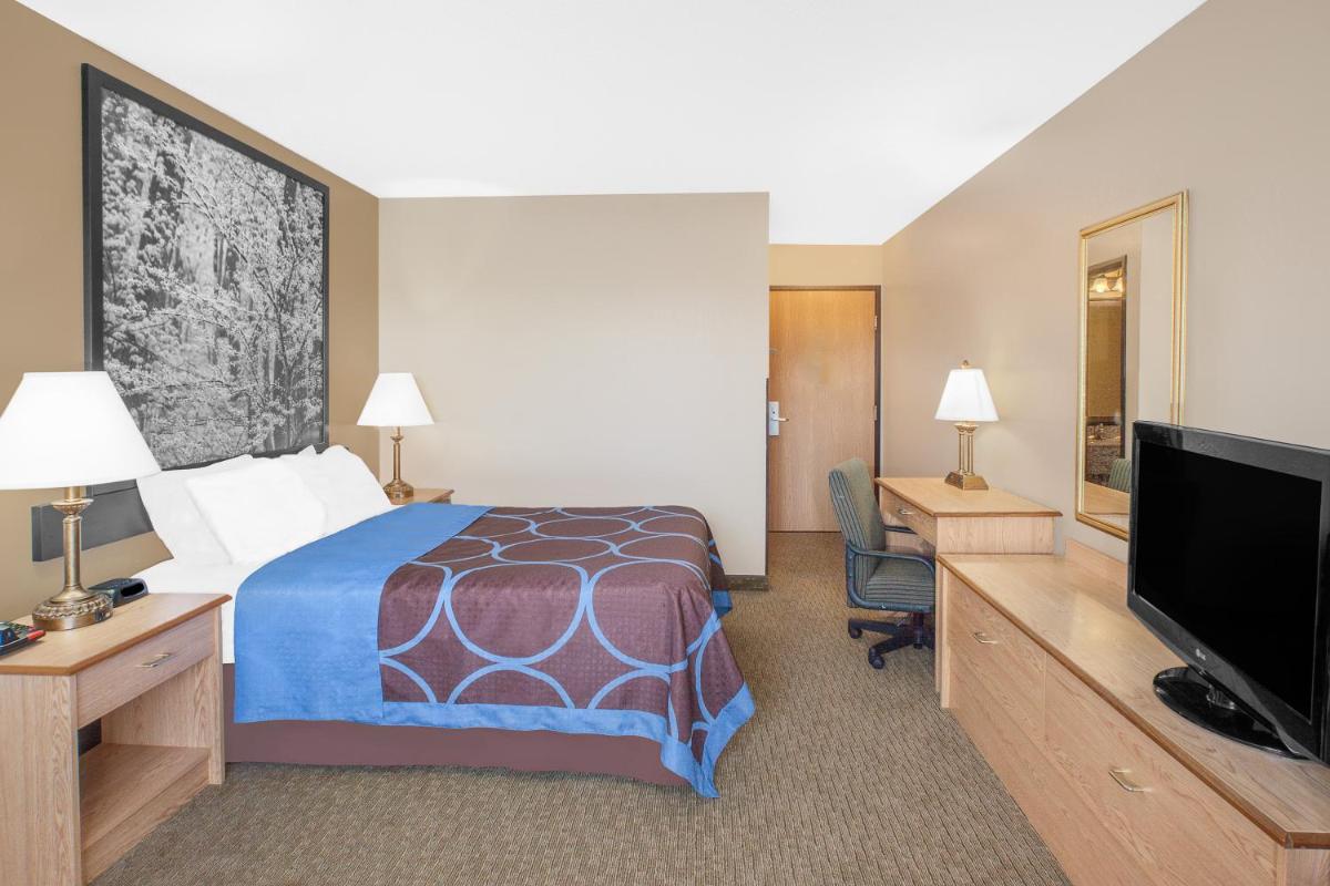Super 8 by Wyndham Seville - Housity