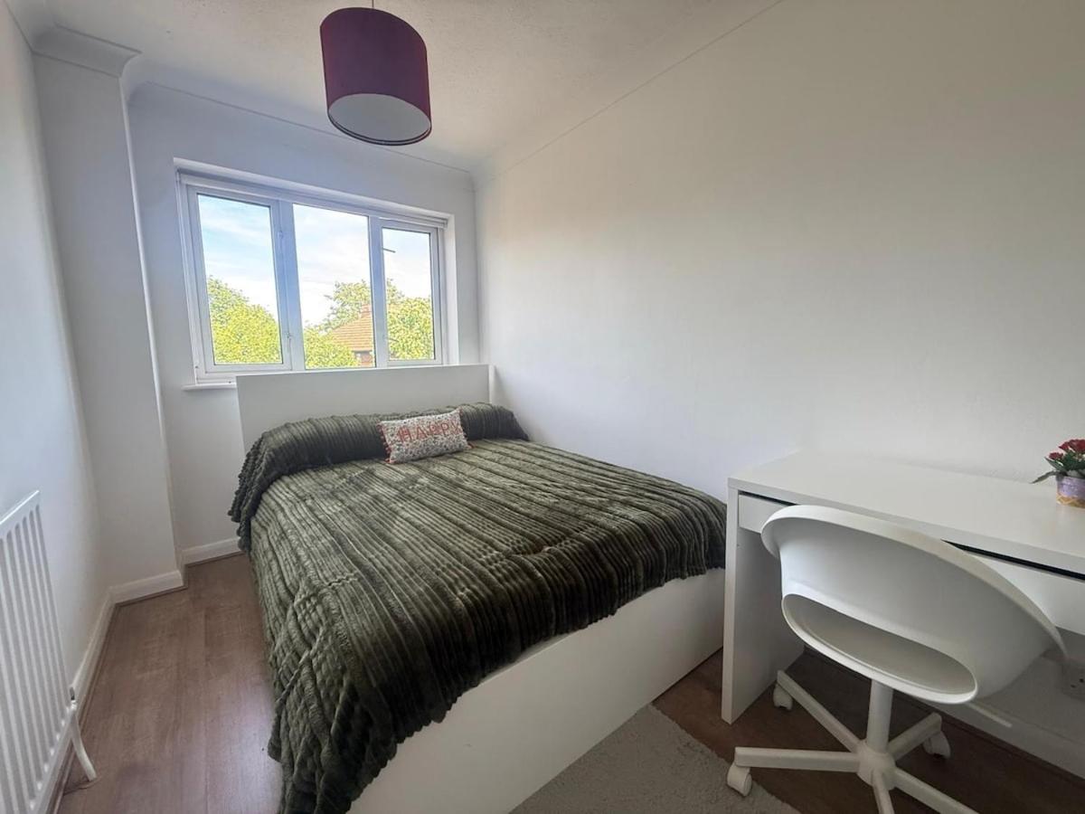 The Chessington Retreat - 2 Bed Home - Housity
