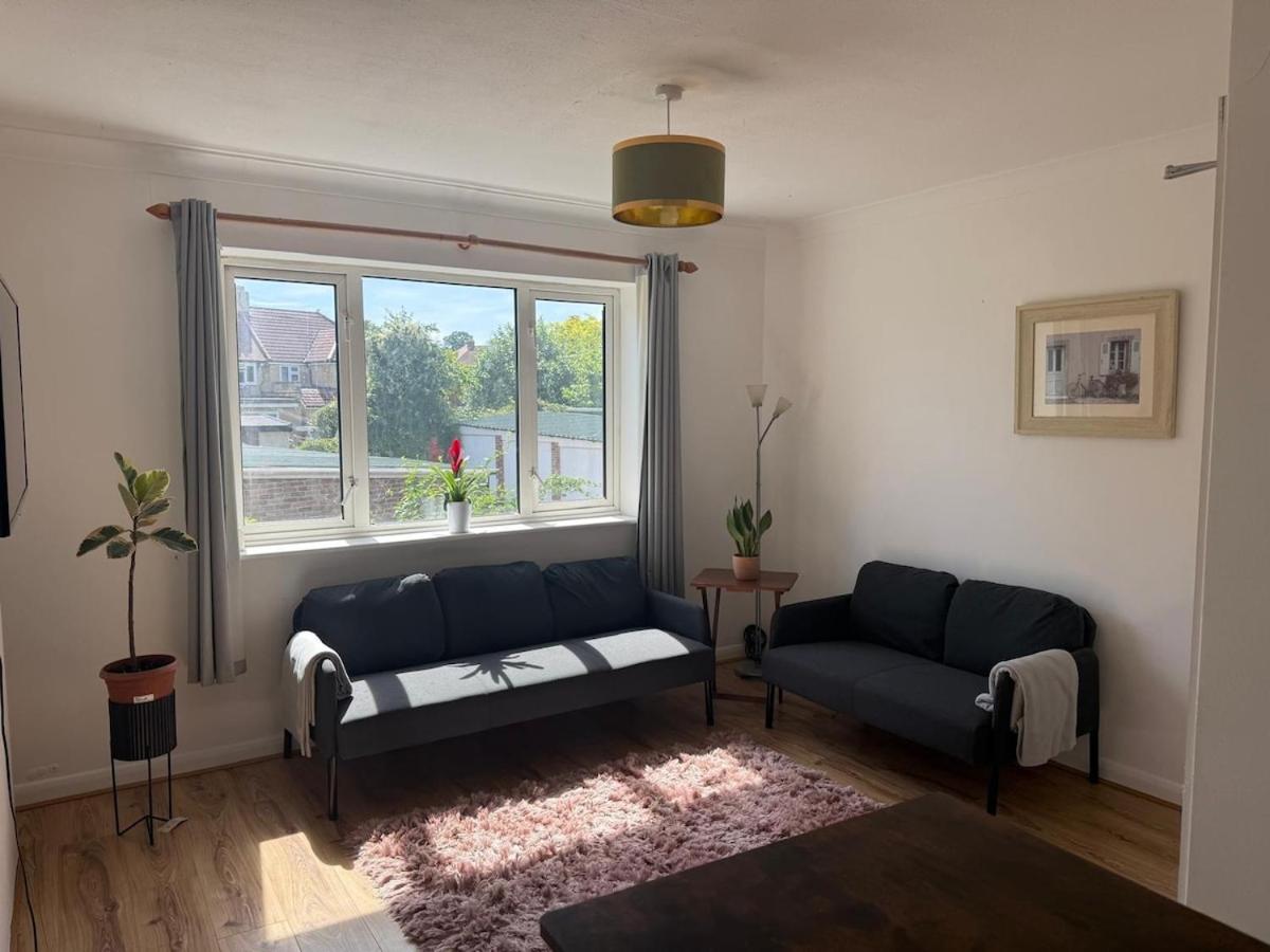 The Chessington Retreat - 2 Bed Home - Housity