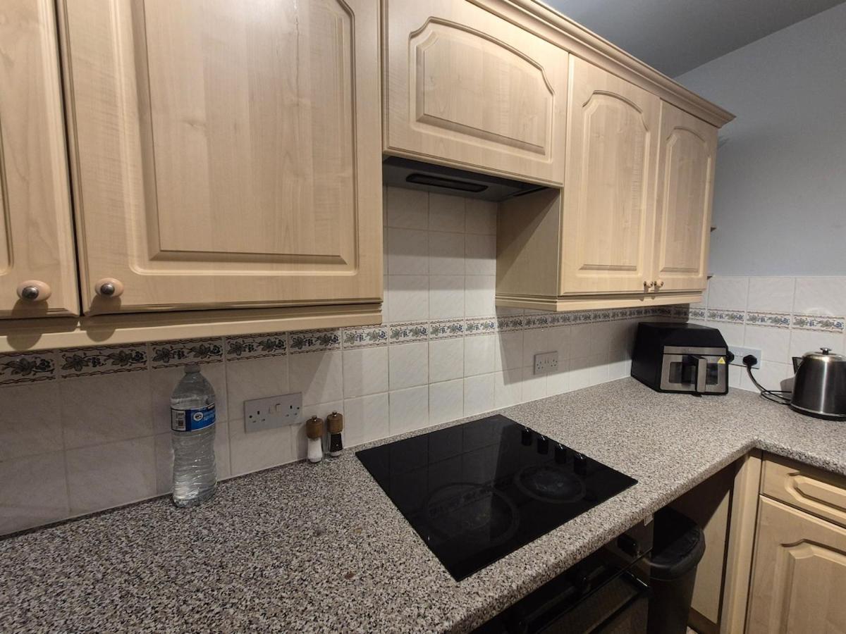 The Chessington Retreat - 2 Bed Home - Housity