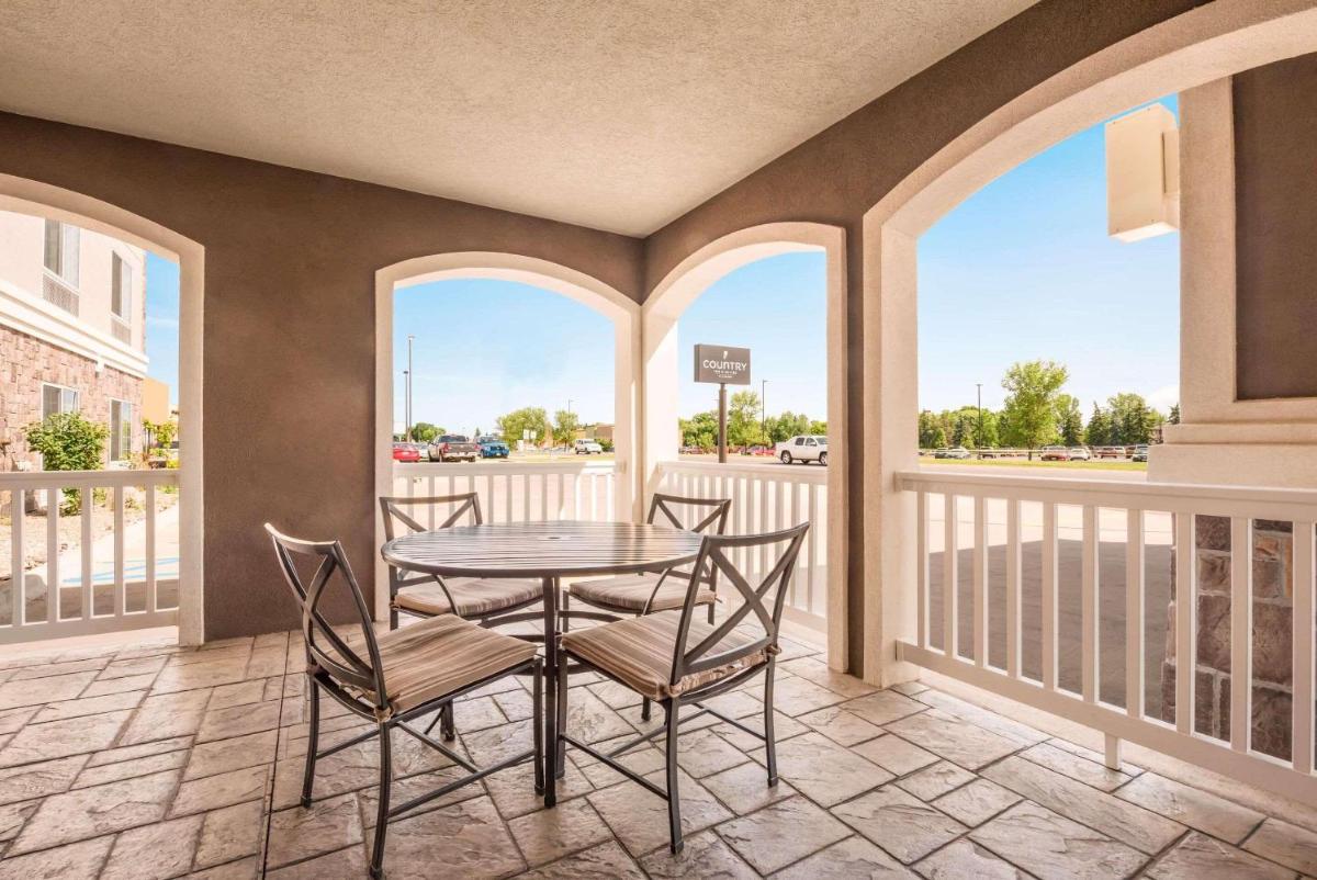 Country Inn & Suites by Radisson, Minot, ND - Housity