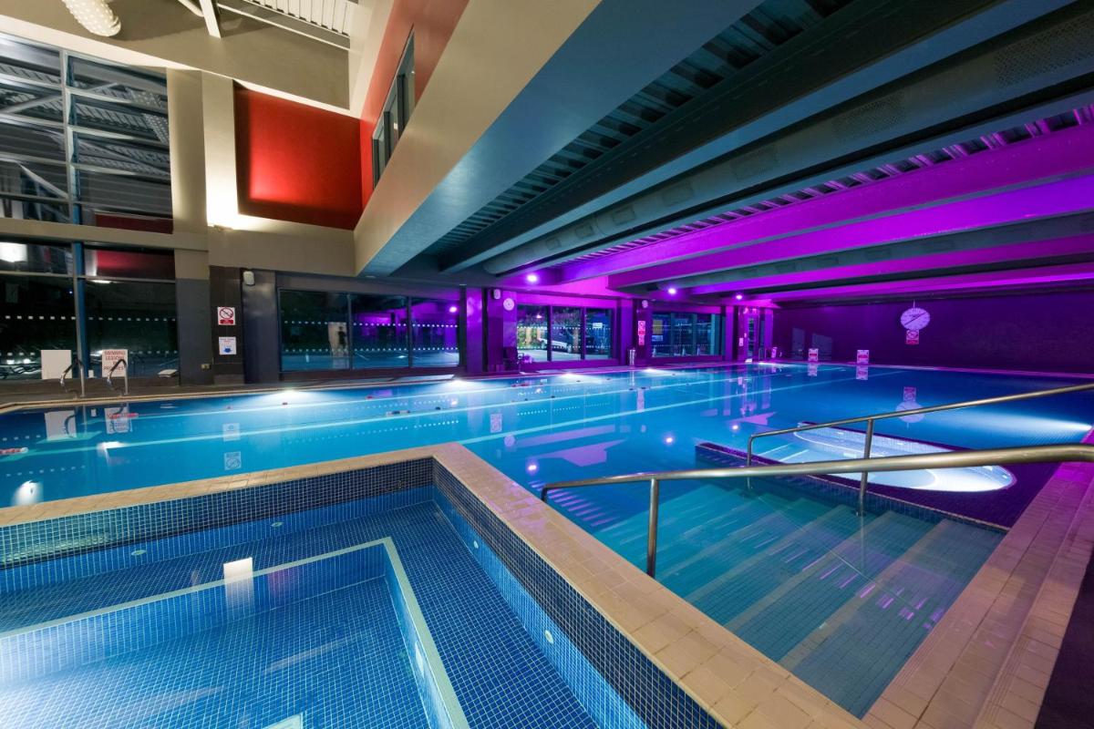 Village Hotel London Watford - Housity