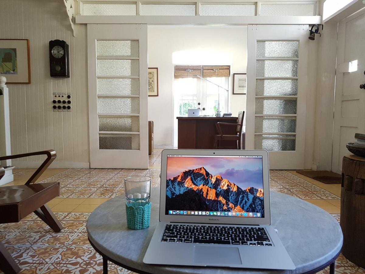 Charming Heritage Home in Prime Makati Location, 5Br and 5TB for Family and Friends Staycation - Hizvo
