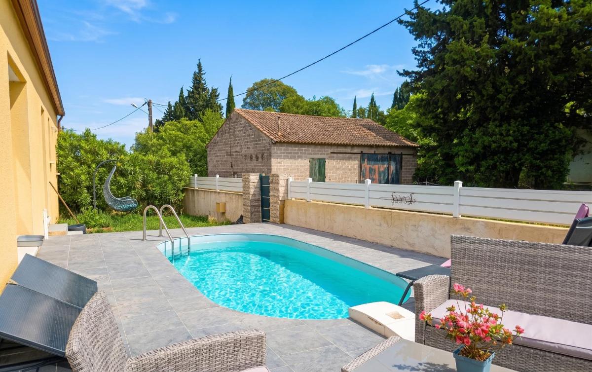 Villa spacieuse avec piscine privative à Saint-Geniès-de-Malgoirès - Housity