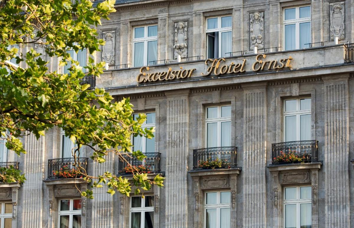 ein Gebäude mit einem Schild an der Seite in der Unterkunft Excelsior Hotel Ernst am Dom in Köln