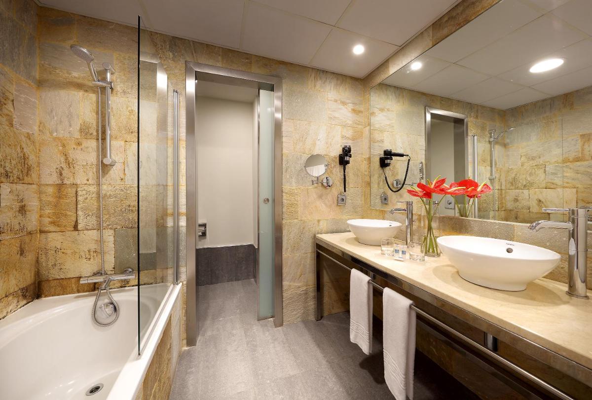 Un baño de Eurostars Las Salinas