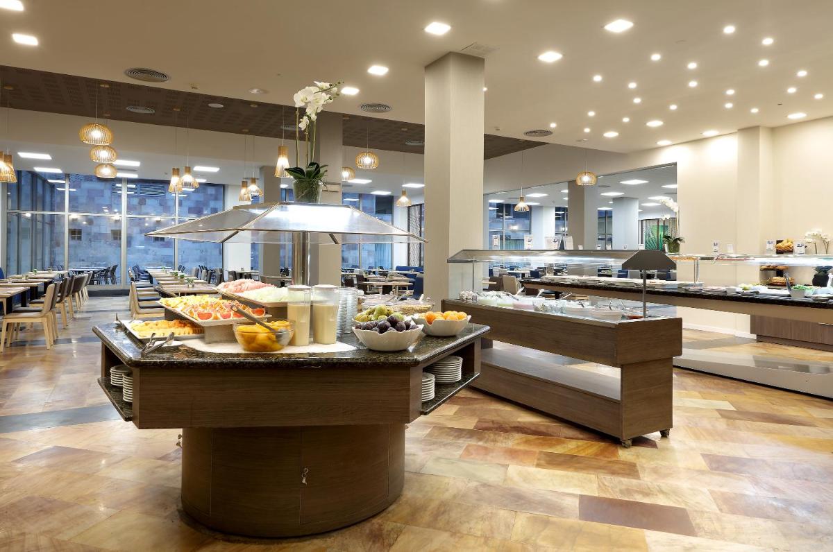Comida en o cerca de este resort