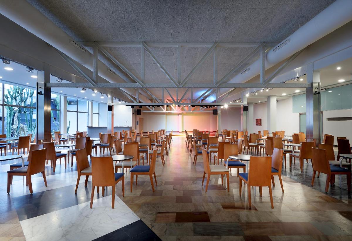 Un restaurante o sitio para comer en Eurostars Las Salinas