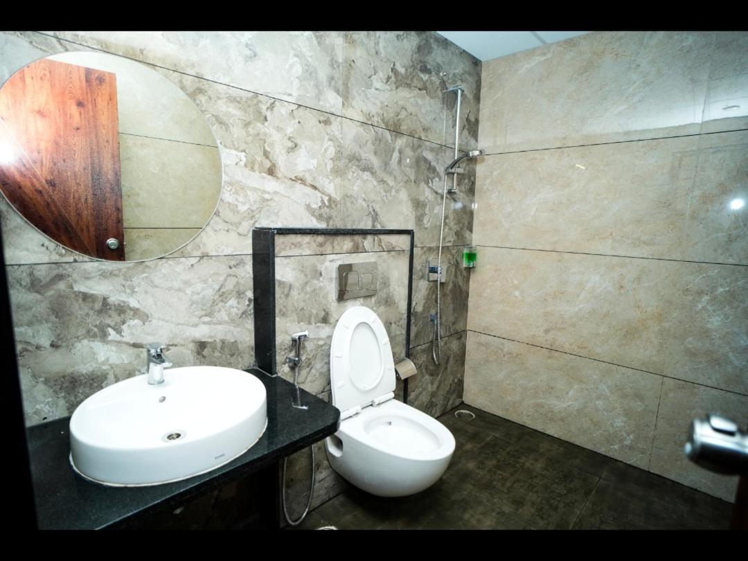 S K Legacy Hotel - Housity