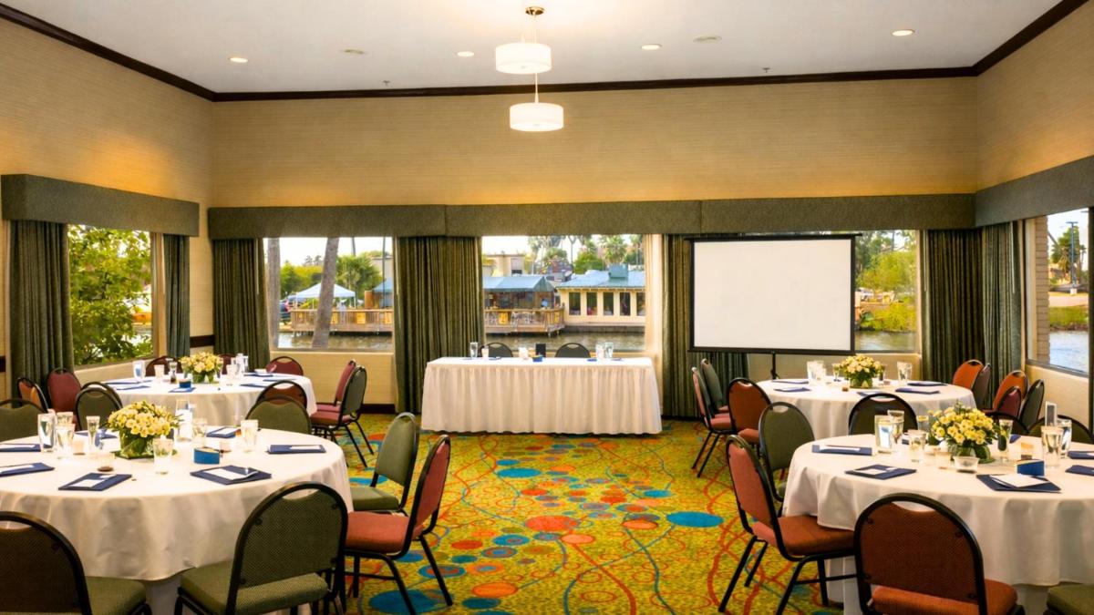 Holiday Inn Express Hotel and Suites Brownsville by IHG - Housity