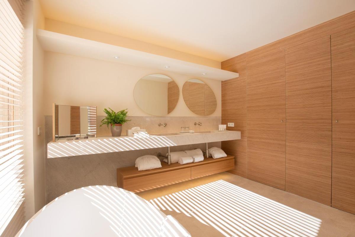 baño con 2 espejos y lavamanos en Pleta de Mar, Grand Luxury Hotel by Nature - Adults Only, en Canyamel
