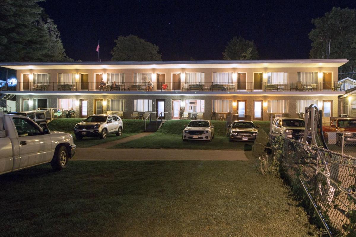 Half Moon Motel & Cottages - Housity