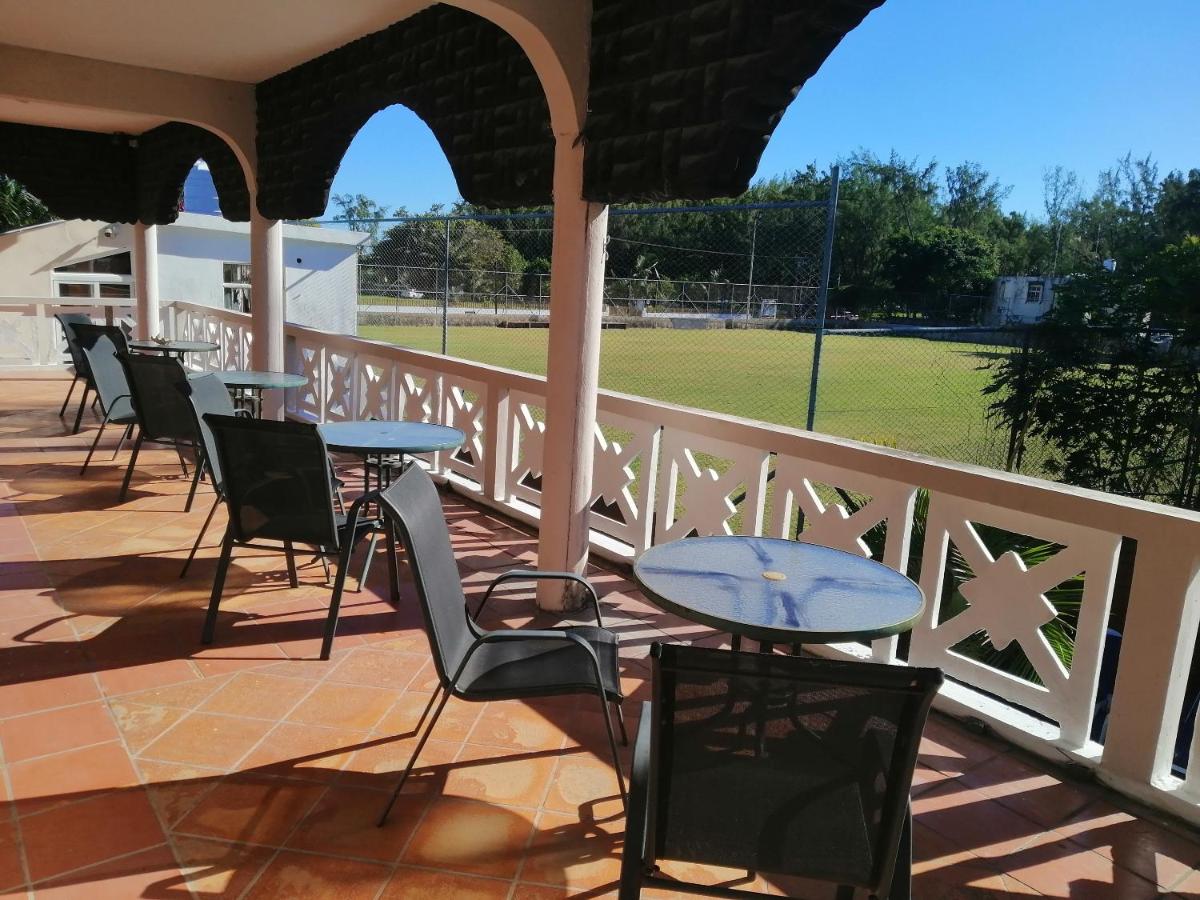 Spacious Villa with Pool and 10 Bedrooms in Quatre Cocos - Housity