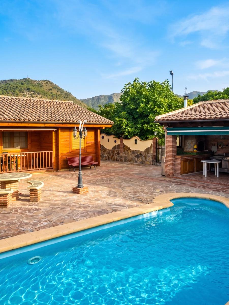 Spacious villa with pool in Coin: 300 m² mountain view - Housity