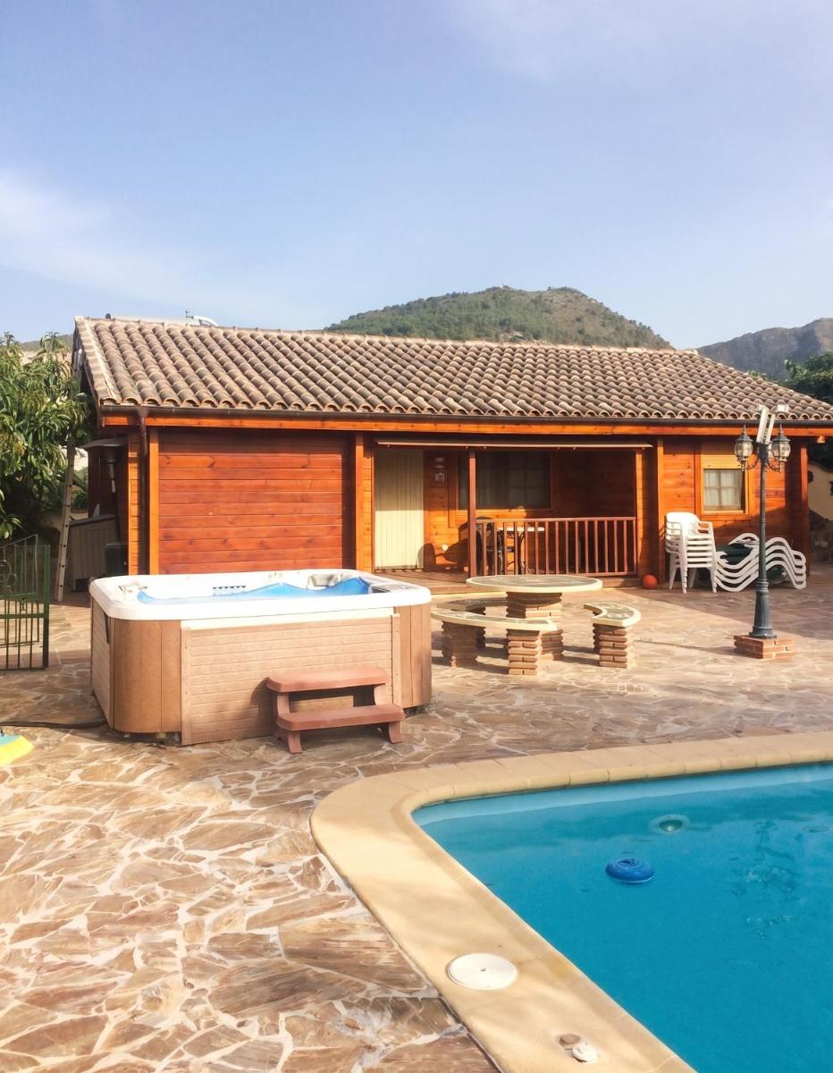 Spacious villa with pool in Coin: 300 m² mountain view - Housity