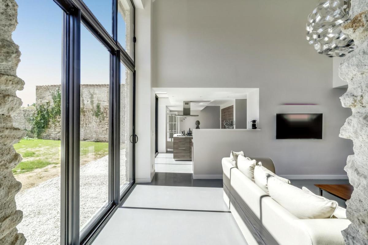 Élégante Villa avec Piscine Privée à Amponville - Housity