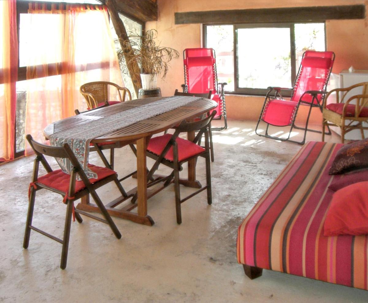 Maison charmante avec terrasse et jardin a Noves - Housity