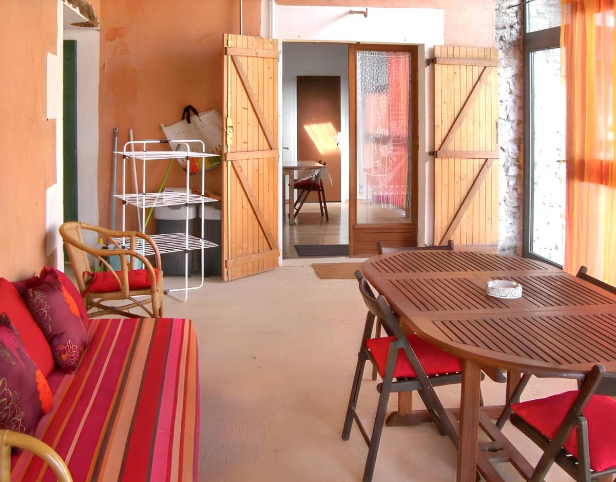 Maison charmante avec terrasse et jardin a Noves - Housity