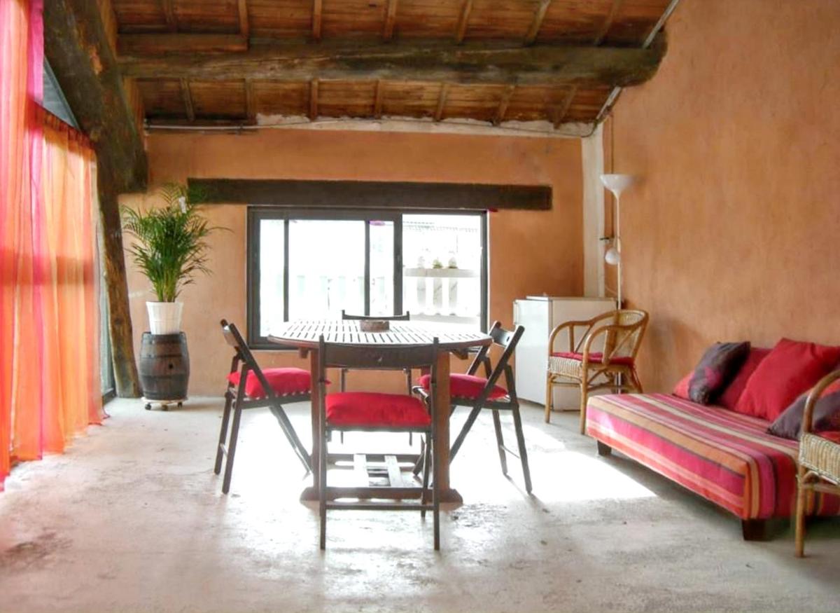 Maison charmante avec terrasse et jardin a Noves - Housity