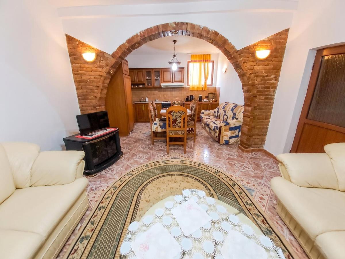 Spacious house in Berat with secure parking - Housity