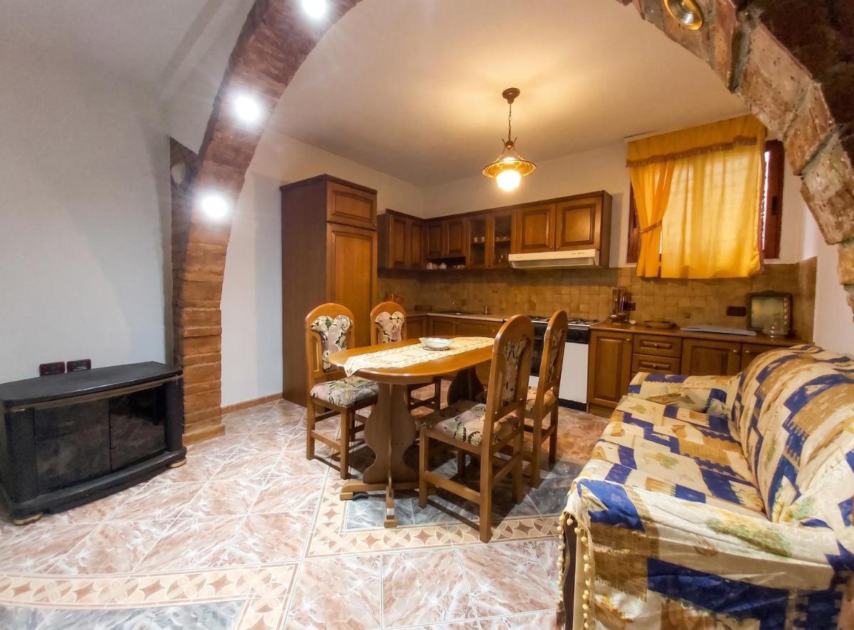 Spacious house in Berat with secure parking - Housity