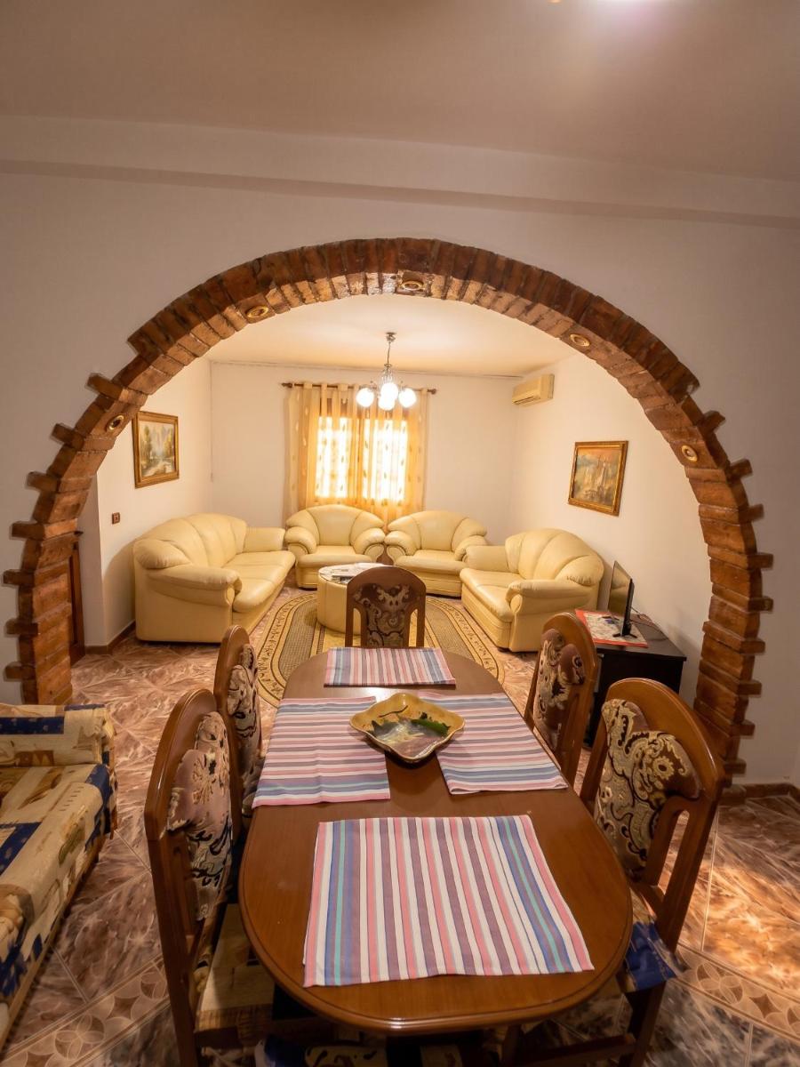 Spacious house in Berat with secure parking - Housity