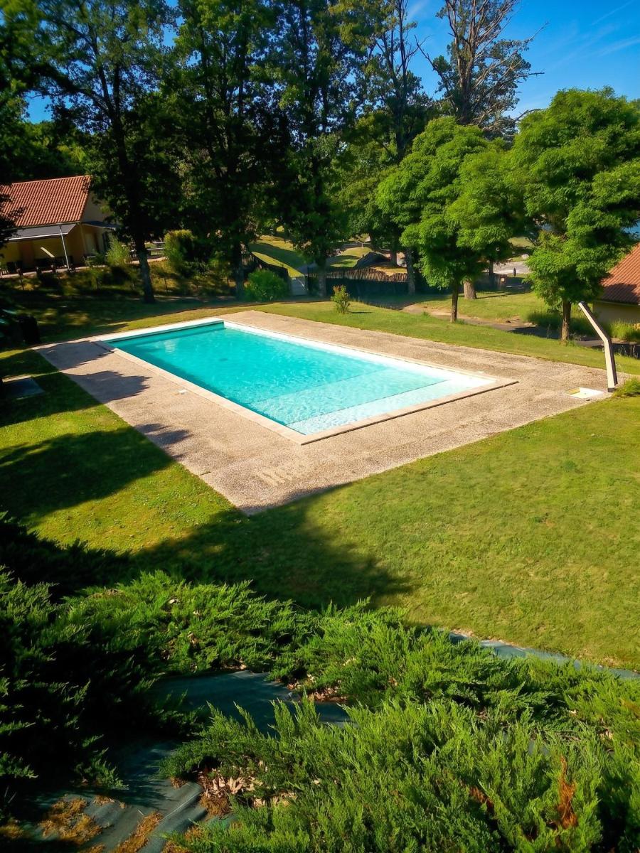 Bungalow charmant à Rochechouart avec vue sur lac - Housity