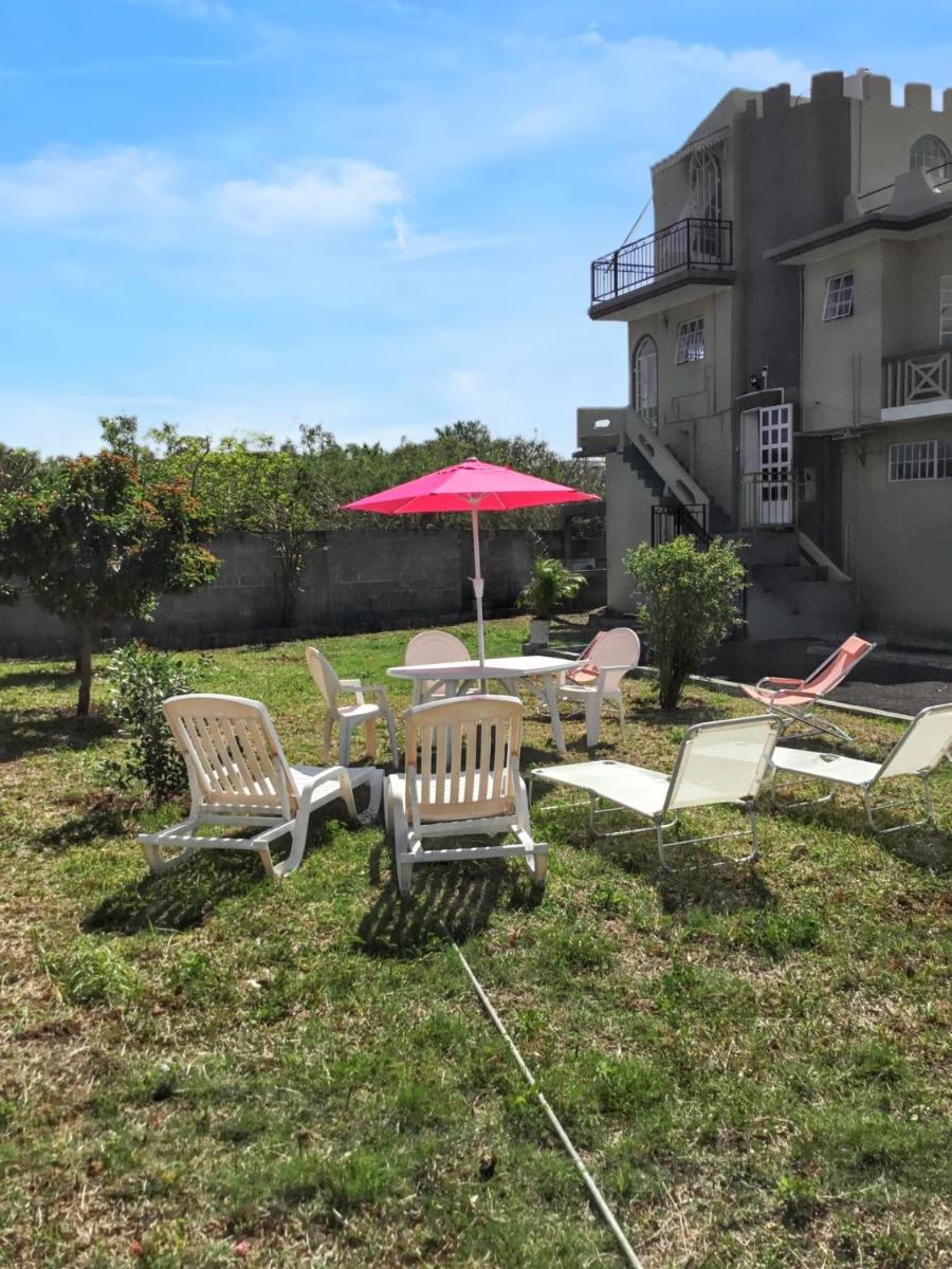 Spacious Apartment in Calodyne with Enclosed Garden - Housity