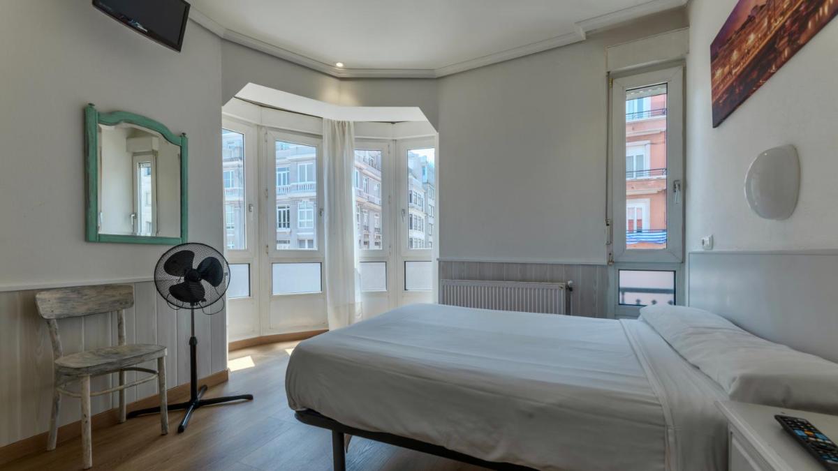 Hostal Costa Coruña - Housity