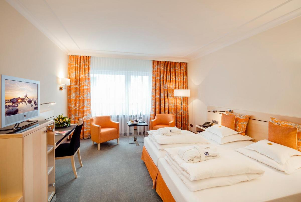 Ein Bett oder Betten in einem Zimmer der Unterkunft Hotel Bayerischer Hof