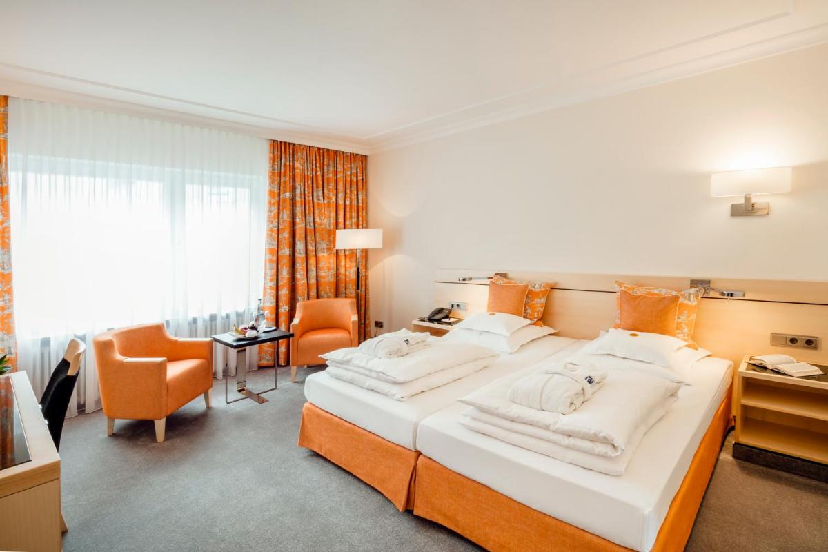 Ein Bett oder Betten in einem Zimmer der Unterkunft Hotel Bayerischer Hof