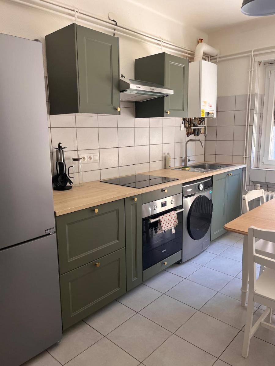 Modern 2 Bedroom Apartment, 4 People, Tram 2 min - Housity