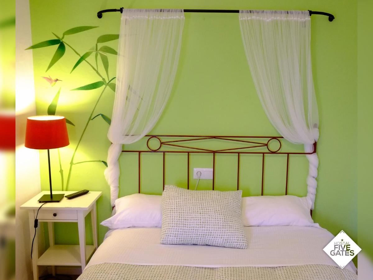 Hostal Five Gates - Housity