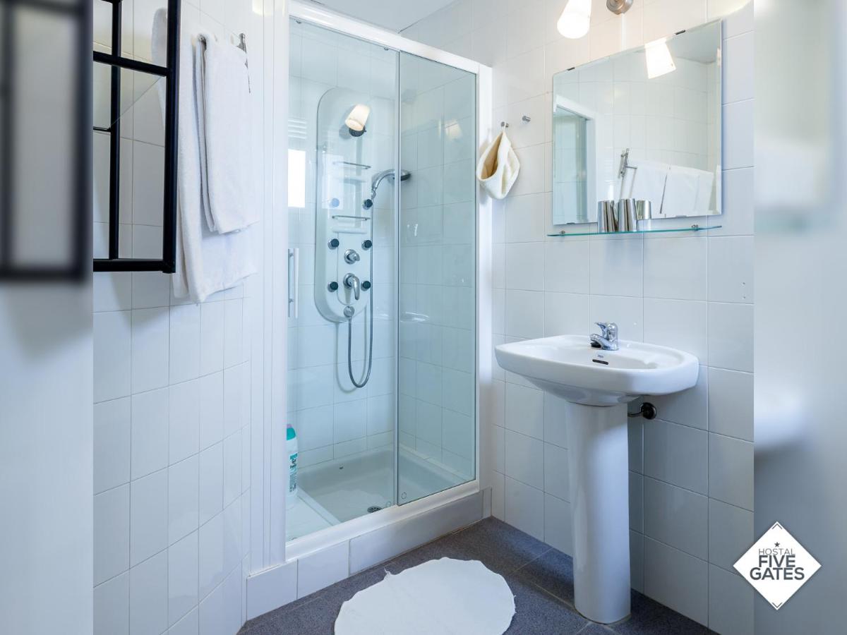 Hostal Five Gates - Housity
