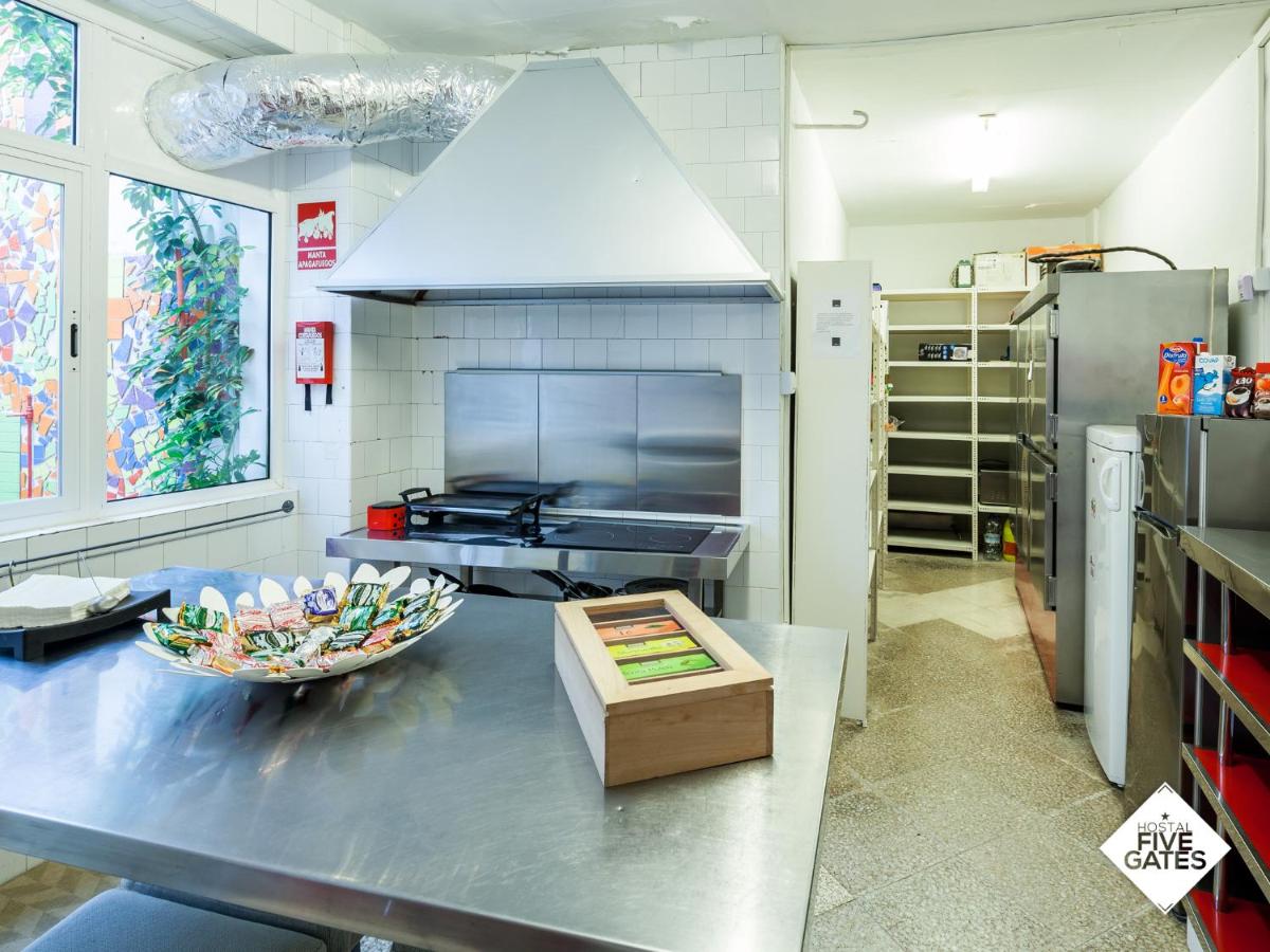 Hostal Five Gates - Housity