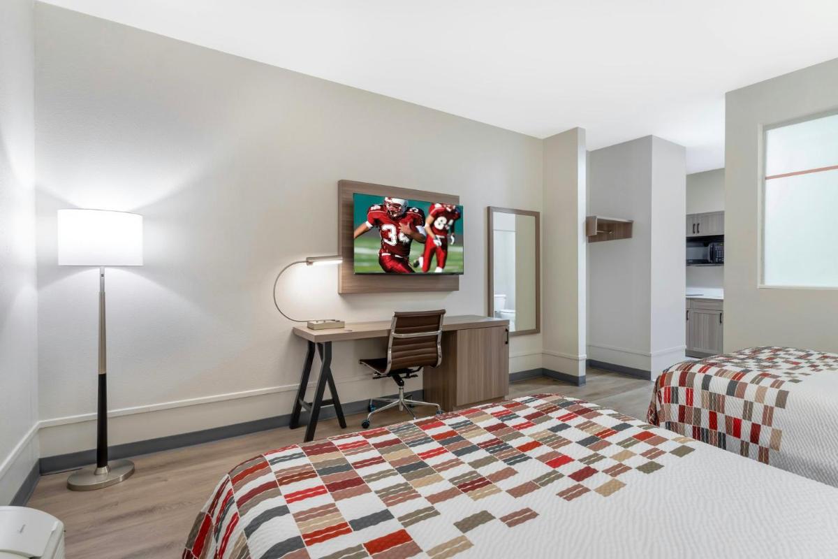 Red Roof Inn & Suites Beaumont - Housity
