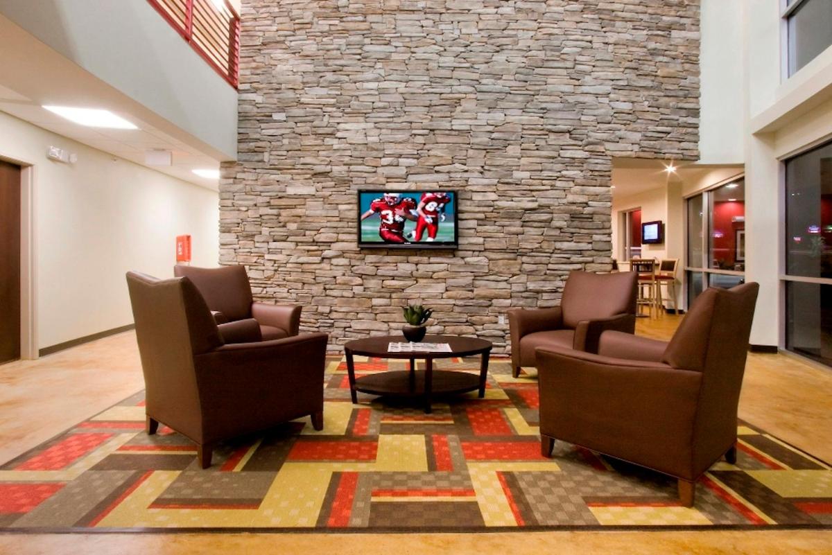 Red Roof Inn & Suites Beaumont - Housity