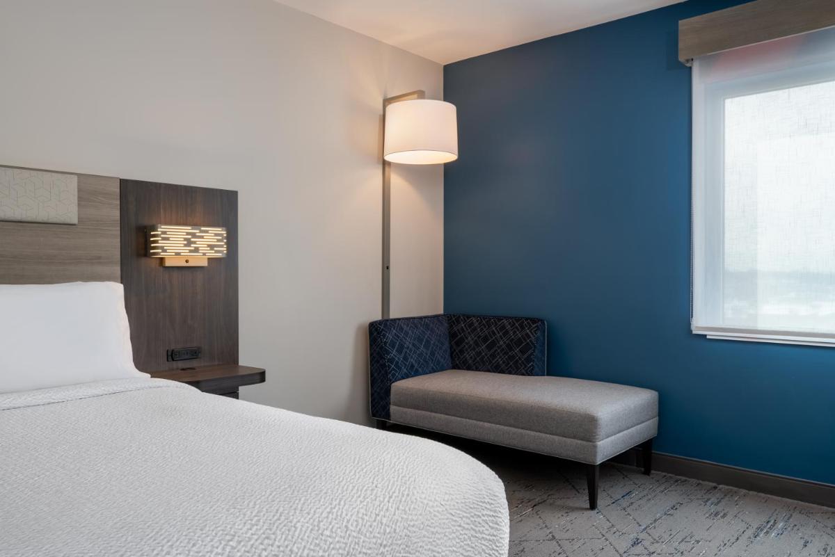 Holiday Inn Express & Suites Linden - Newark South by IHG - Housity