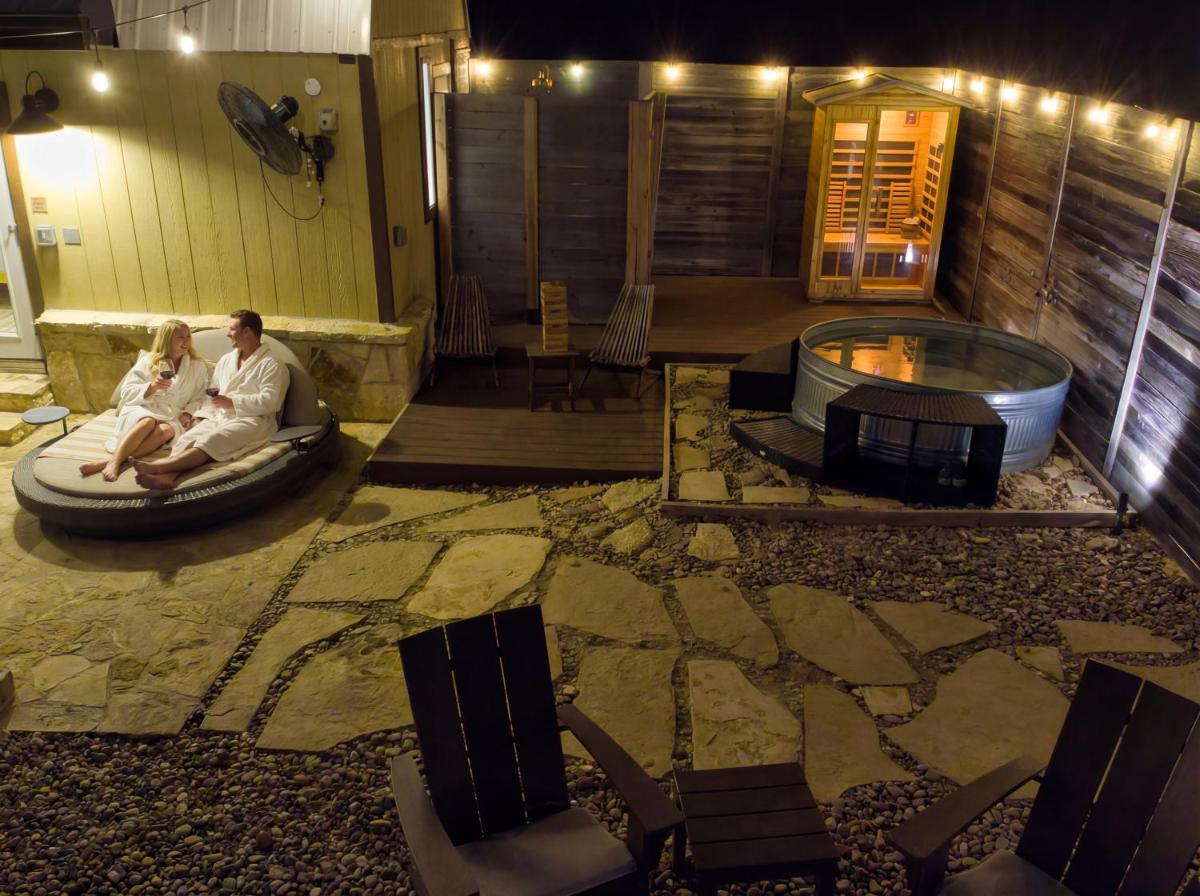 Romantic Luxury stay w Sauna, Pool & Amenities on 10 acres - Housity