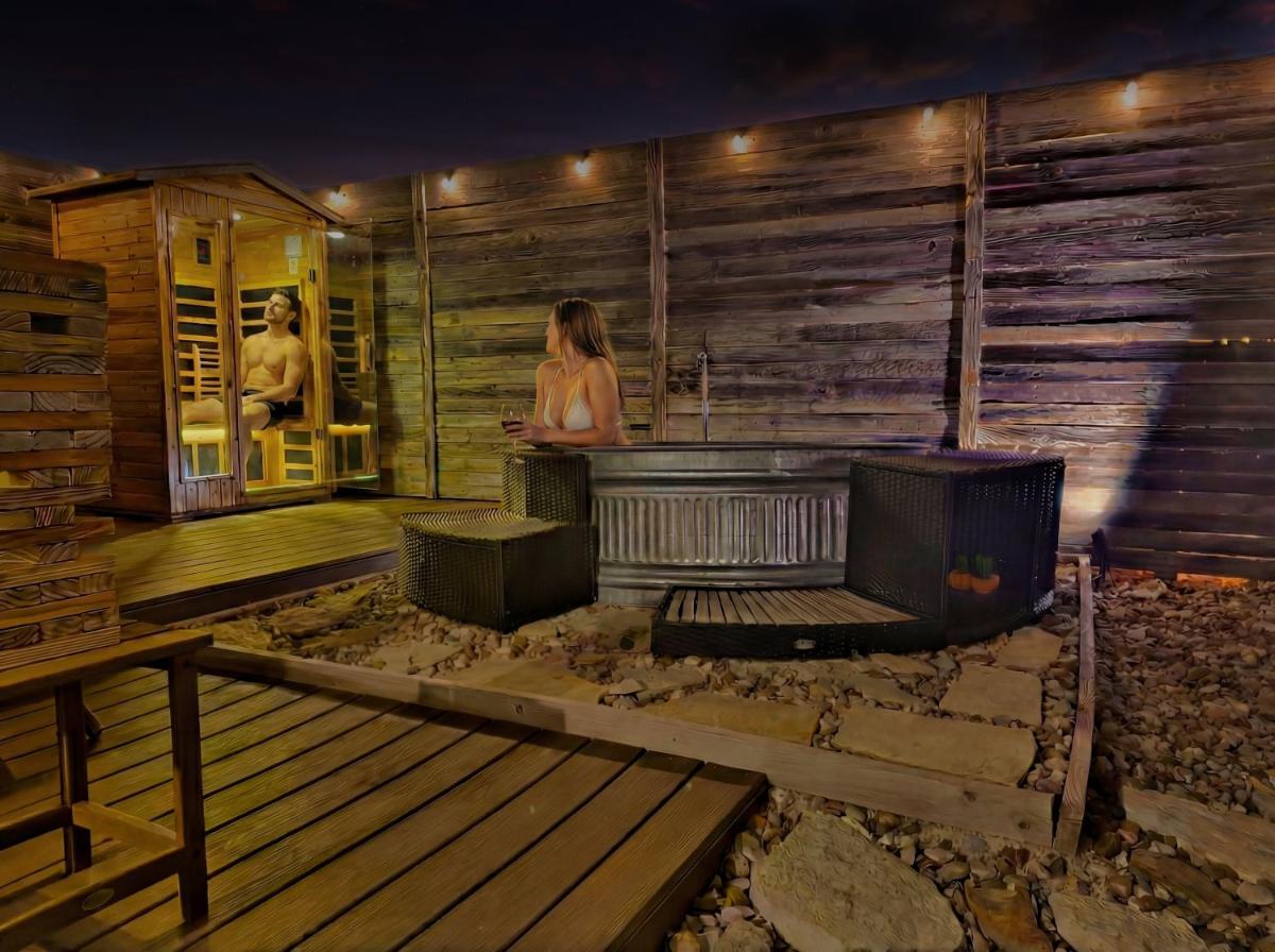 Romantic Luxury stay w Sauna, Pool & Amenities on 10 acres - Housity