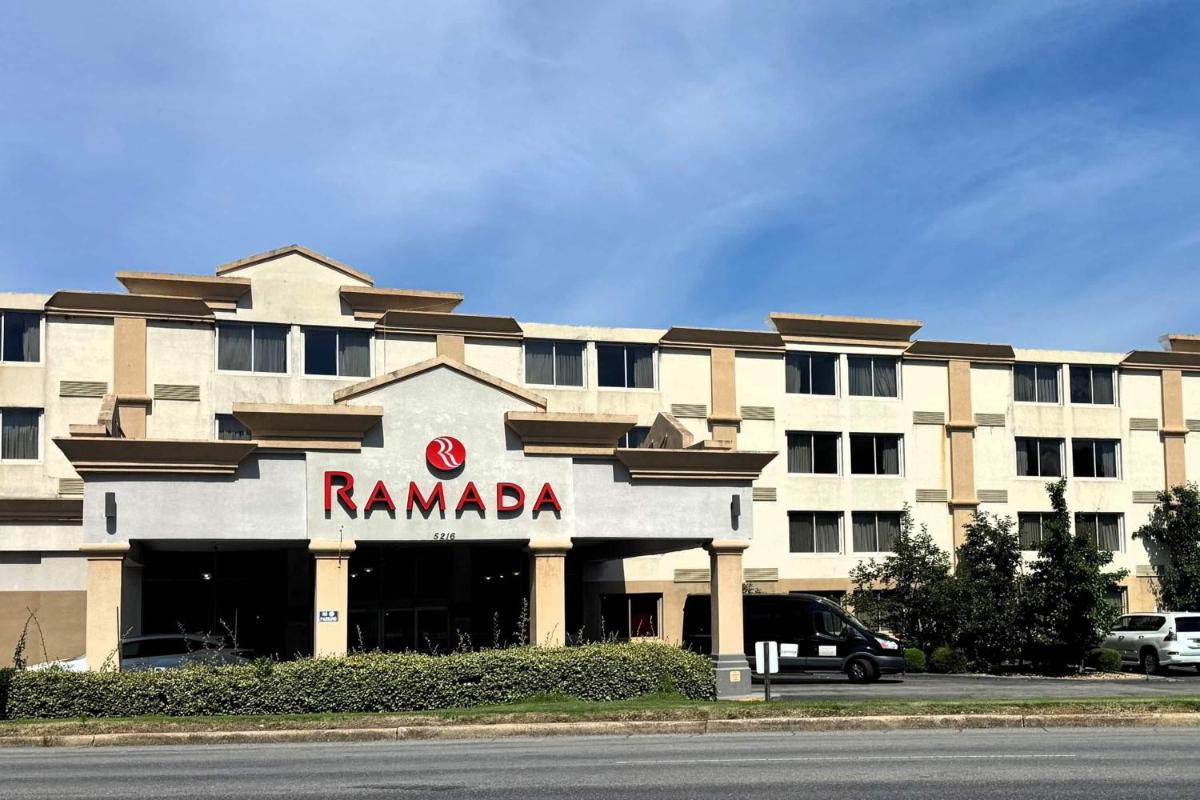 Ramada by Wyndham Birmingham Airport - Housity