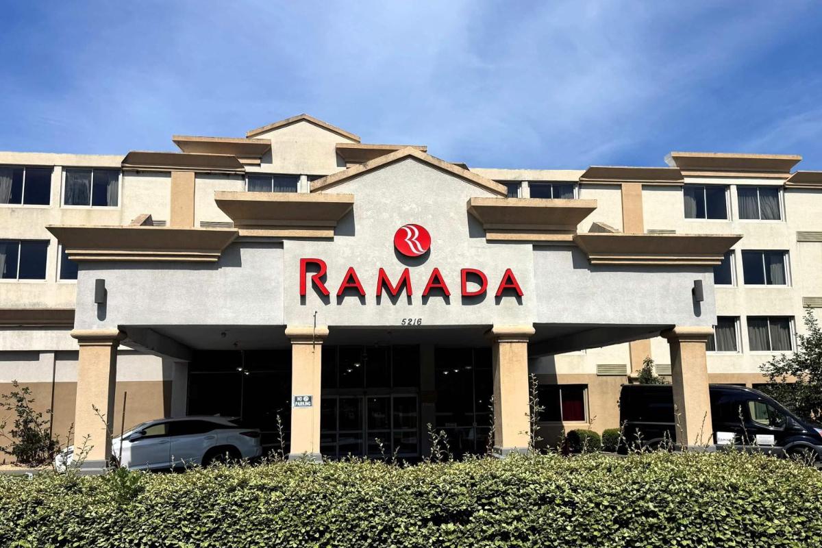 Ramada by Wyndham Birmingham Airport - Housity